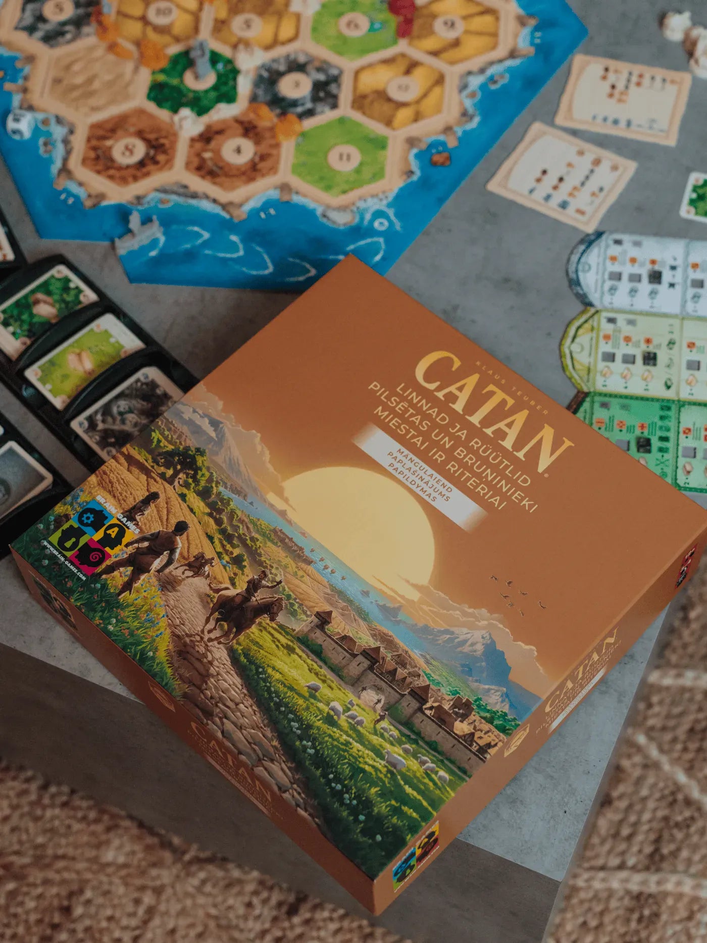 CATAN: Miestai ir riteriai (Papildymas) (2025)-Stalo žaidimai-Brain Games LT