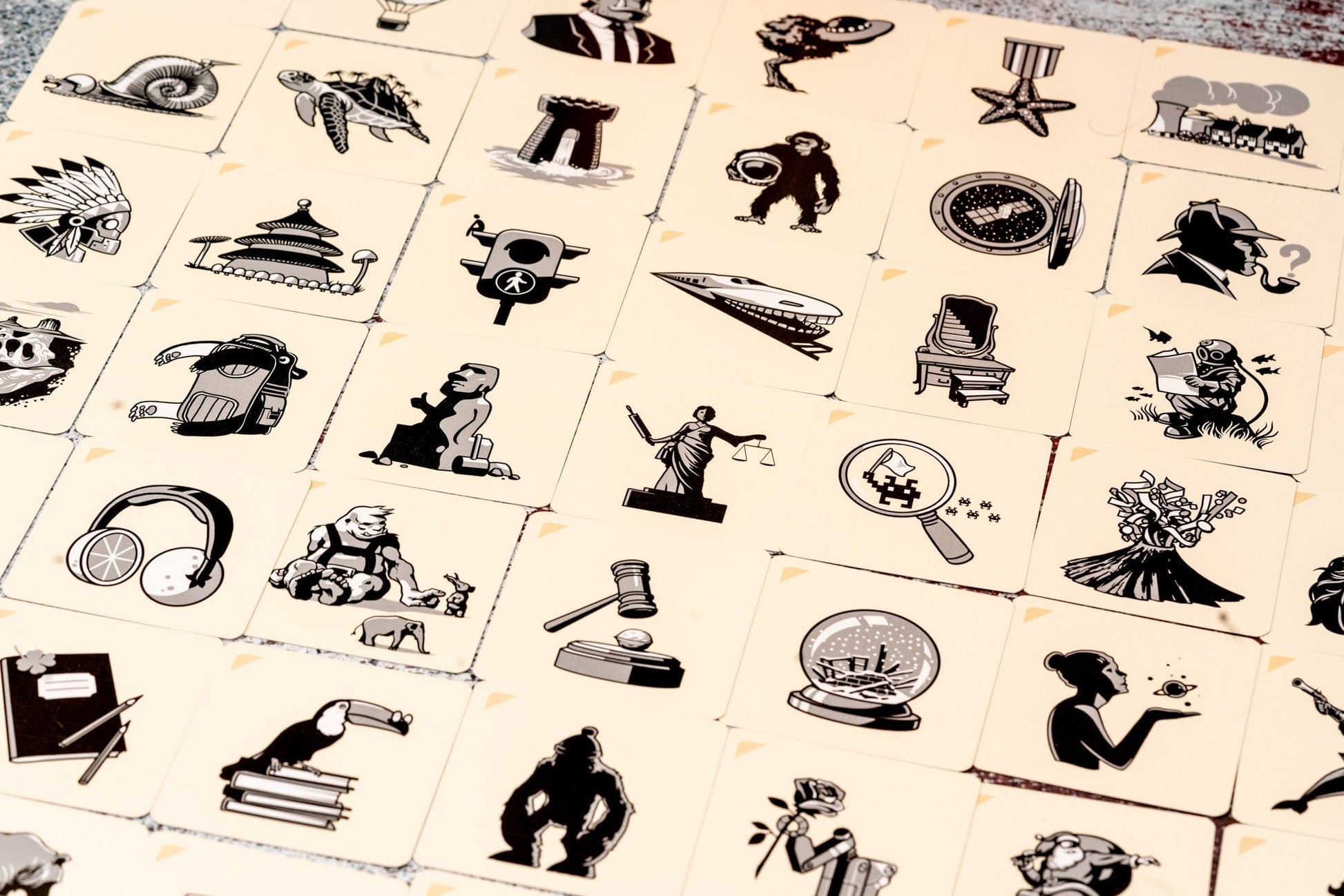 Brain Games LT Stalo žaidimai Codenames Pictures